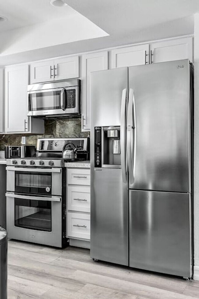 Building Photo - Beautiful fully furnished 3 bedroom home i...