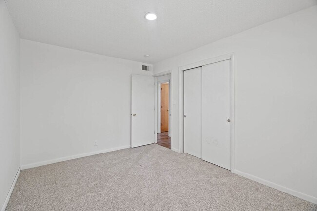 Building Photo - Charming & Newly Updated 2BR Duplex with F...