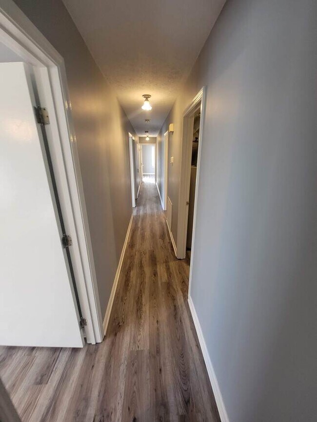 Building Photo - 4 Bed, 2 Bath duplex off of Westport Road