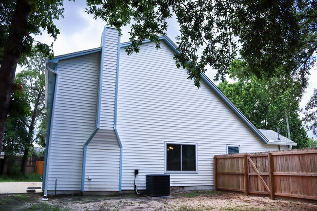 Building Photo - 19 Holly Rd