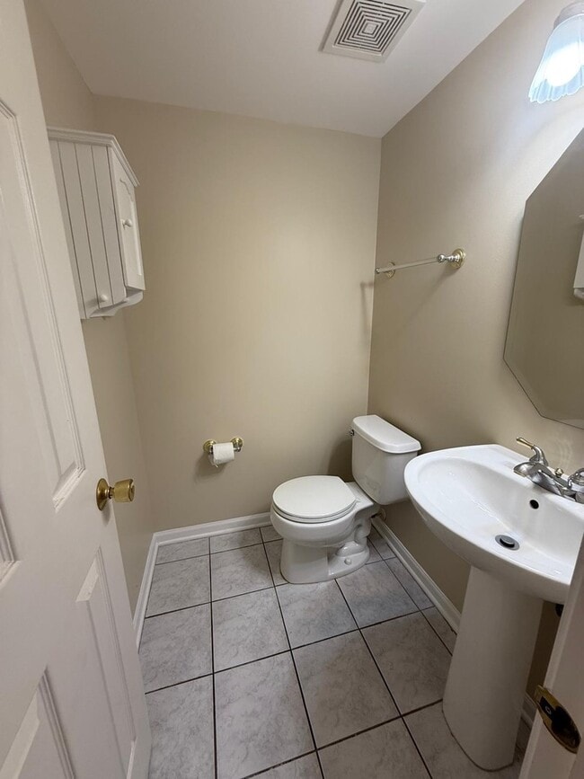 Building Photo - 1722 Middlebury Dr