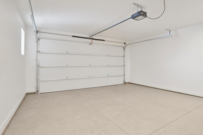 Building Photo - 990 Manen St