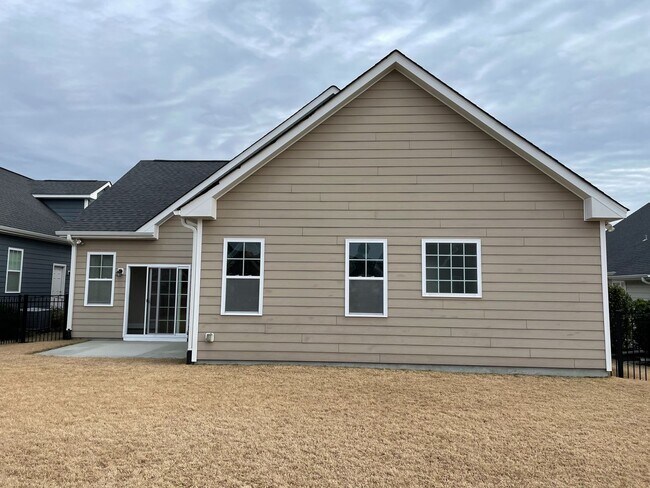 Building Photo - Beautiful 3 bedroom/2 bath home with sunroom and finished room over garage!