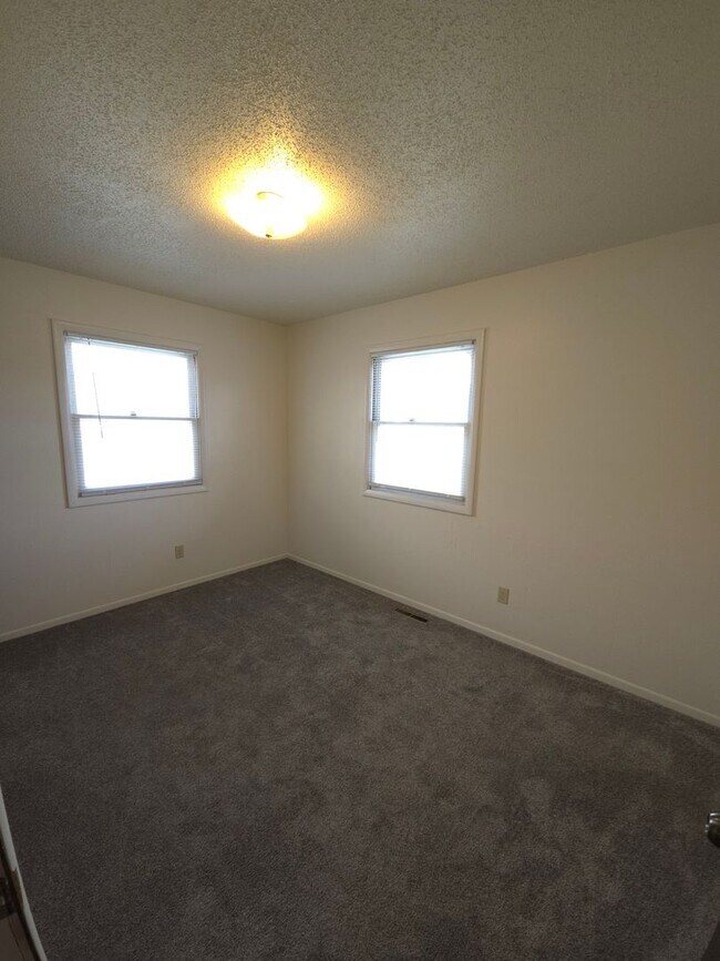 Building Photo - 318-320 N 19th Ave