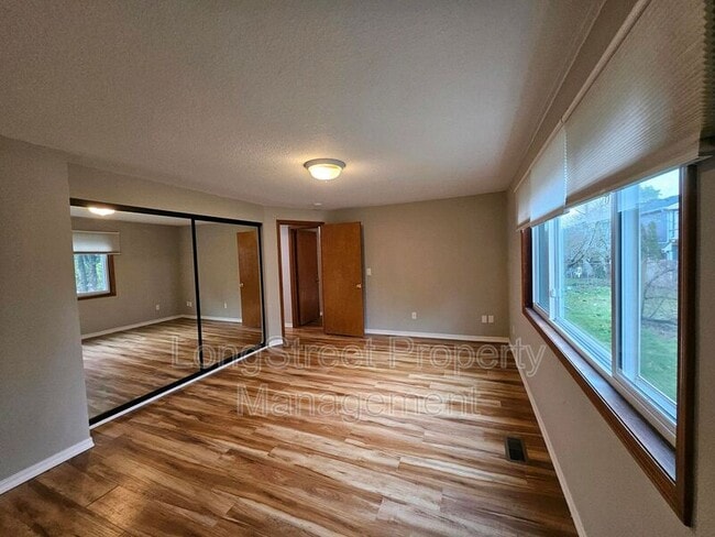 Building Photo - 5030 NE Roselawn St