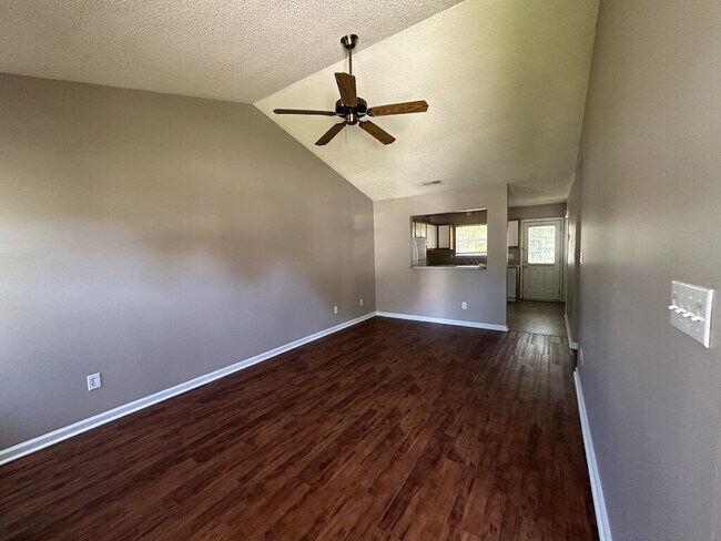 Building Photo - Nice Freshly Painted 2 Bedroom Home in Hun...