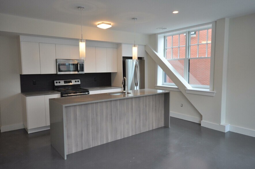 Building Photo - 652 Massachusetts Ave