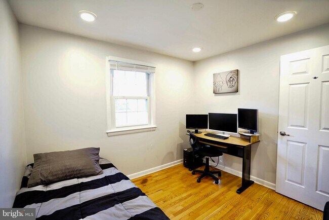 Building Photo - 4218 University Dr
