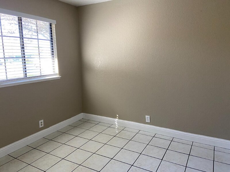 Building Photo - 700 Lacross Ct