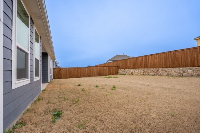 Building Photo - Welcome home to this light and bright home!