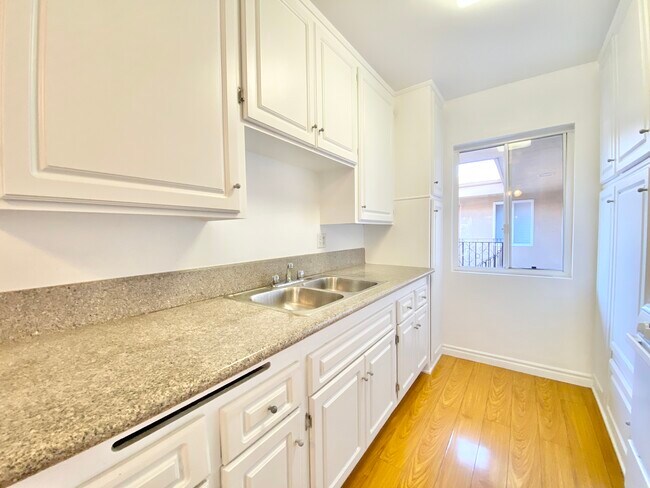 Building Photo - 1541 N Formosa Ave