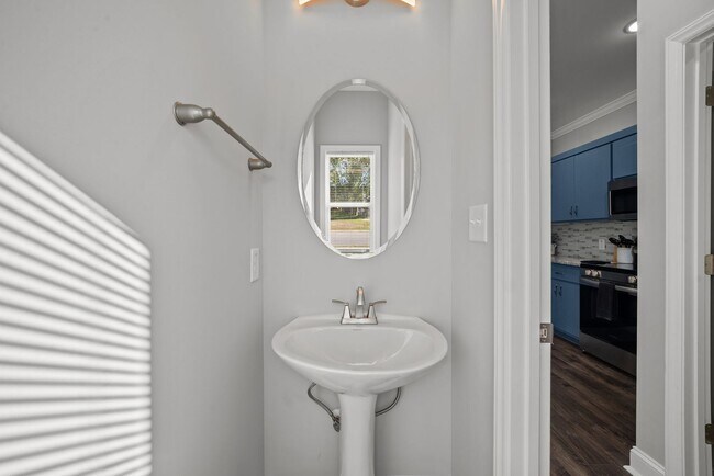 Building Photo - 2 Bedroom, 2.5 Bath Modern Duplex - Walkin...