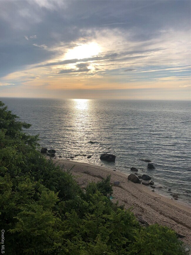 Building Photo - 1000 Sound Dr