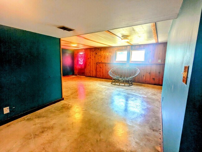 Building Photo - 3 bd, 1.5 ba house, N  Central location, f...