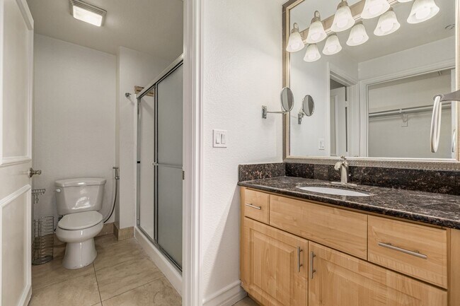 Building Photo - Meridian Guard Gated 2 Bedroom Condo over looking pool!