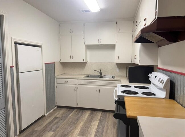 Building Photo - 406 Swanee Dr