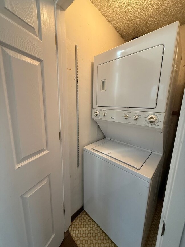 Building Photo - 2 Bed/1 Bath SE Bend Condo with Single Car Garage