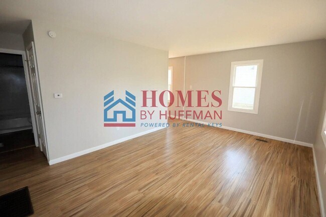 Building Photo - Three Bedroom House | Move in Ready