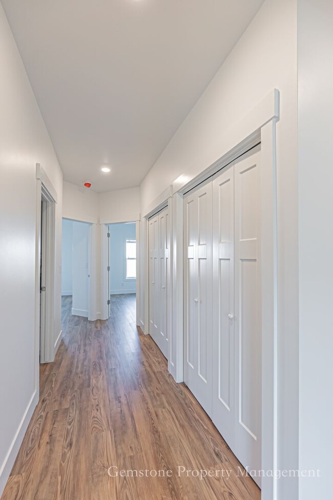 Building Photo - END UNIT - Darling 3 Bed 2.5 bath townhome...