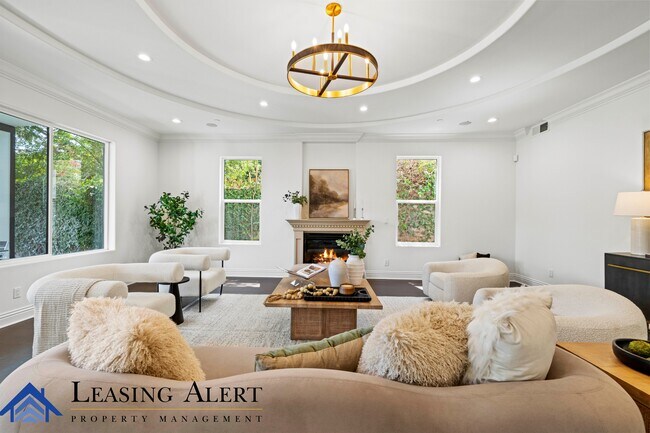 Building Photo - 5011 Hayvenhurst Ave