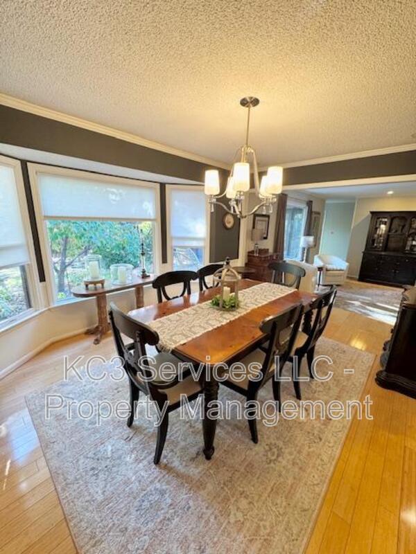 Building Photo - 615 E 101st Ter