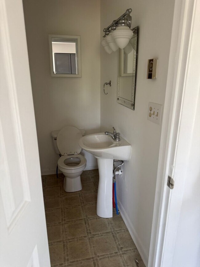 Building Photo - Spacious 4 Bedroom 2 1/2 bathroom Townhome With an ensuite located downstairs.