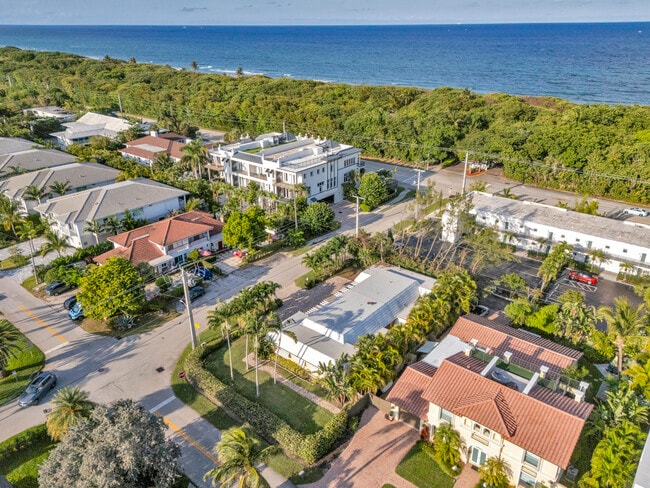 Building Photo - 900 NE 4th St