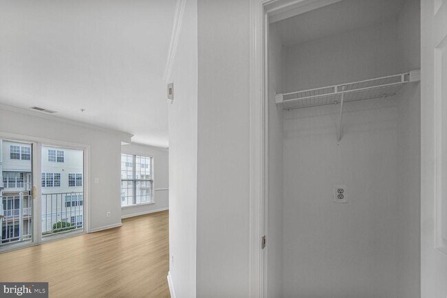Building Photo - 2484 Angeline Dr