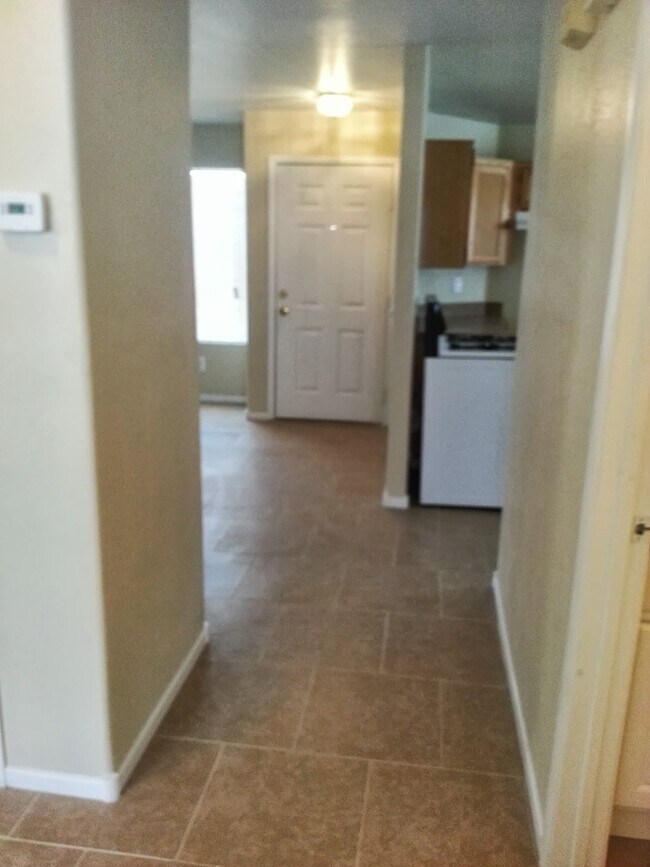 Building Photo - Charming 3 Bedroom 2 Bathroom Home!!