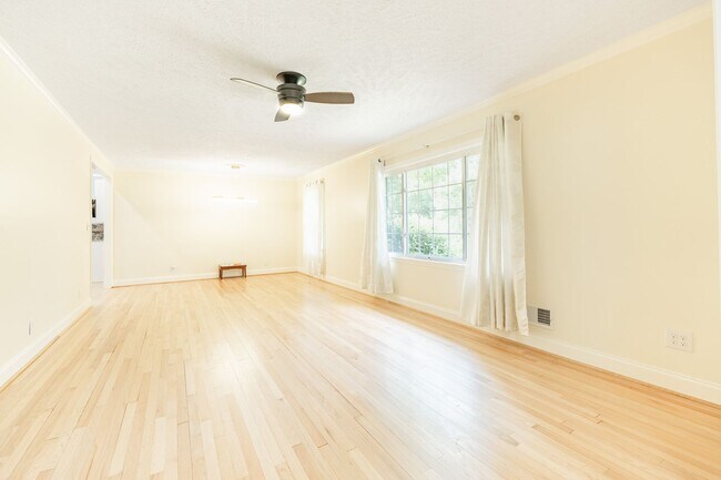 Building Photo - 607 3rd St Ext