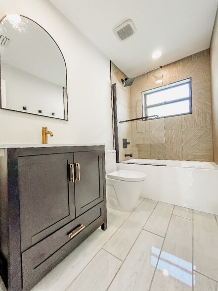 Building Photo - 1847 Shore Acres Blvd NE