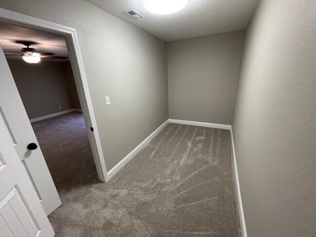 Building Photo - Maryville 37803 - 3 bedroom, 2 bath rancher - Call Ed Johnson (865) 924-5045