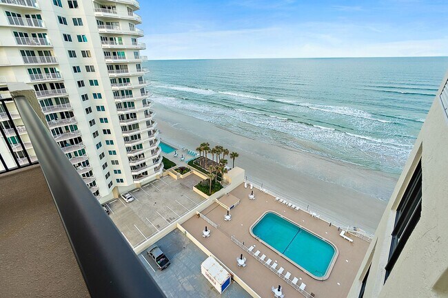 Building Photo - Spacious Oceanfront Condo