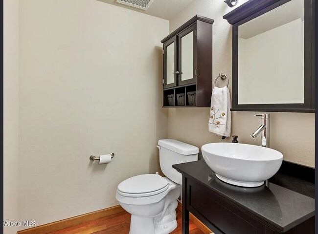 Building Photo - Executive Townhome - Walking distance to C...