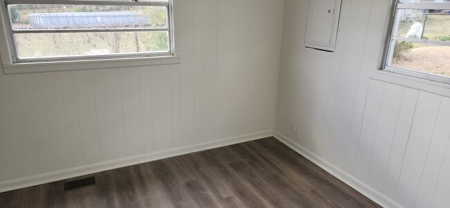 Building Photo - 205 Peninsula Rd