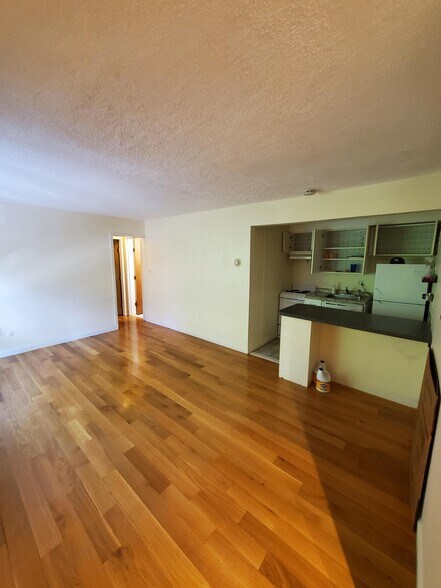 Primary Photo - 104 Trowbridge St