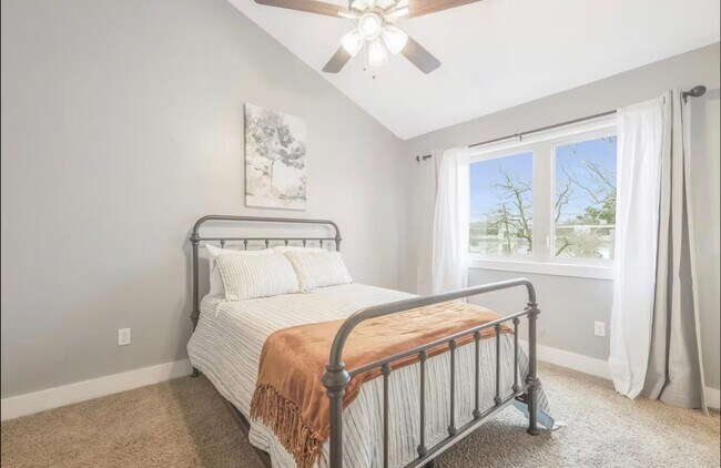 Building Photo - 113 Bayou St