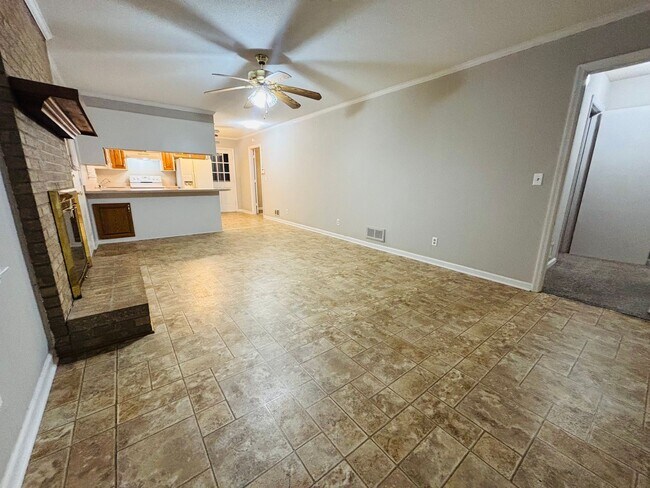 Building Photo - Move-In Ready Ranch in the Heart of Elgin!