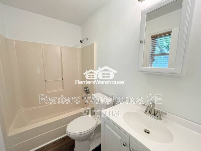 Building Photo - 411 Linkenborough Dr