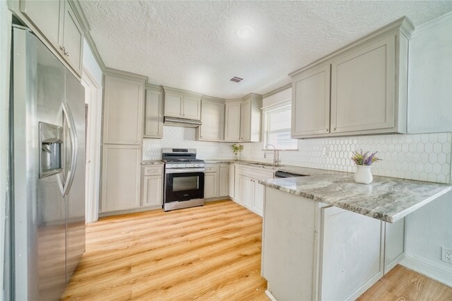 Building Photo - 4913 W 43rd St