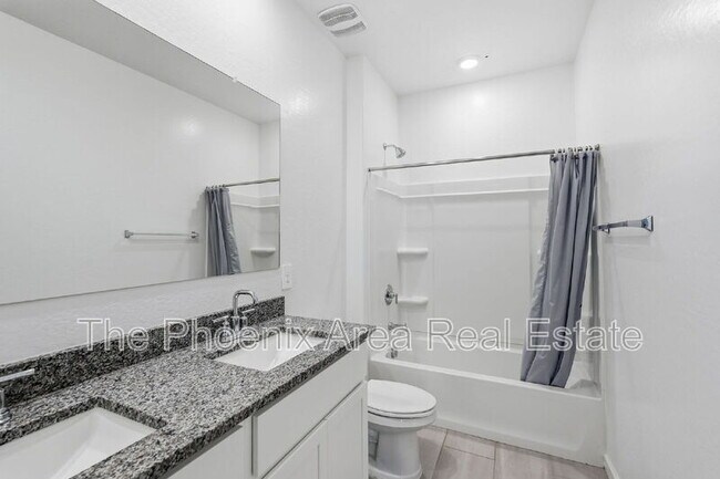 Building Photo - 2761 W Seaver Ave
