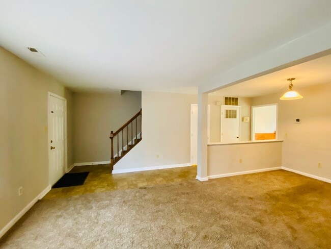 Building Photo - Adorable 3 bdrm/1.5 bath Home Located Clos...