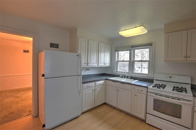 Building Photo - 1567 W Riverview Ave