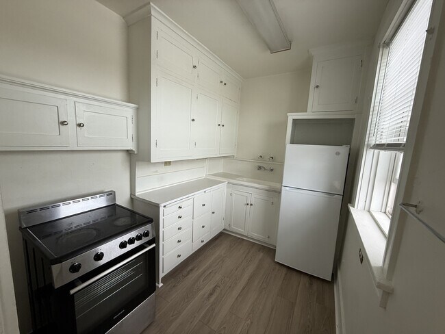 Primary Photo - 16 N Broadway St