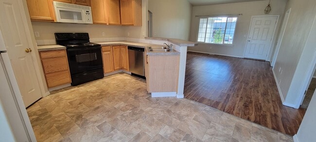 Building Photo - Caldwell 4 Bedroom 2 Bath Home + Bonus Room!