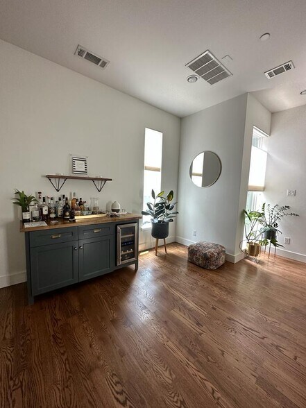 Building Photo - 5705 Bryan Pky