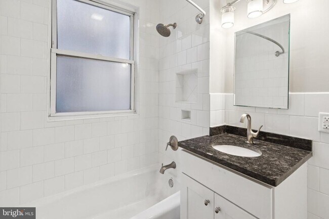 Building Photo - 1955 Locust St