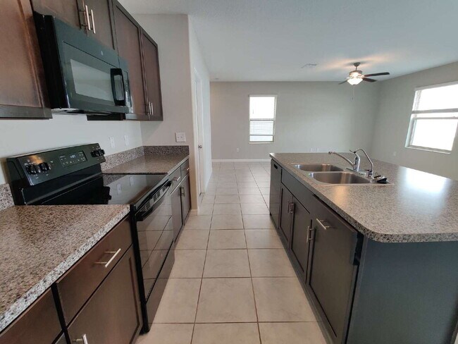 Building Photo - 7127 Samuel Ivy Dr