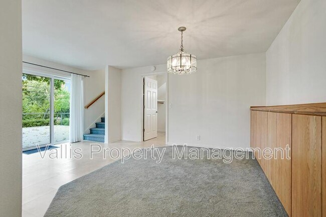Building Photo - 3385 Camellia Dr S