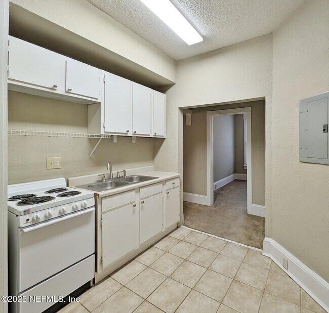 Building Photo - 2749 Vernon Terrace